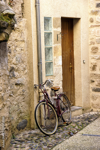 Bicycle on narrow street © cascoly2