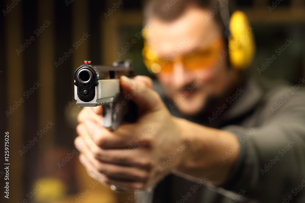 Strzelanie z pistoletu na strzelnicy - obrazy, fototapety, plakaty 