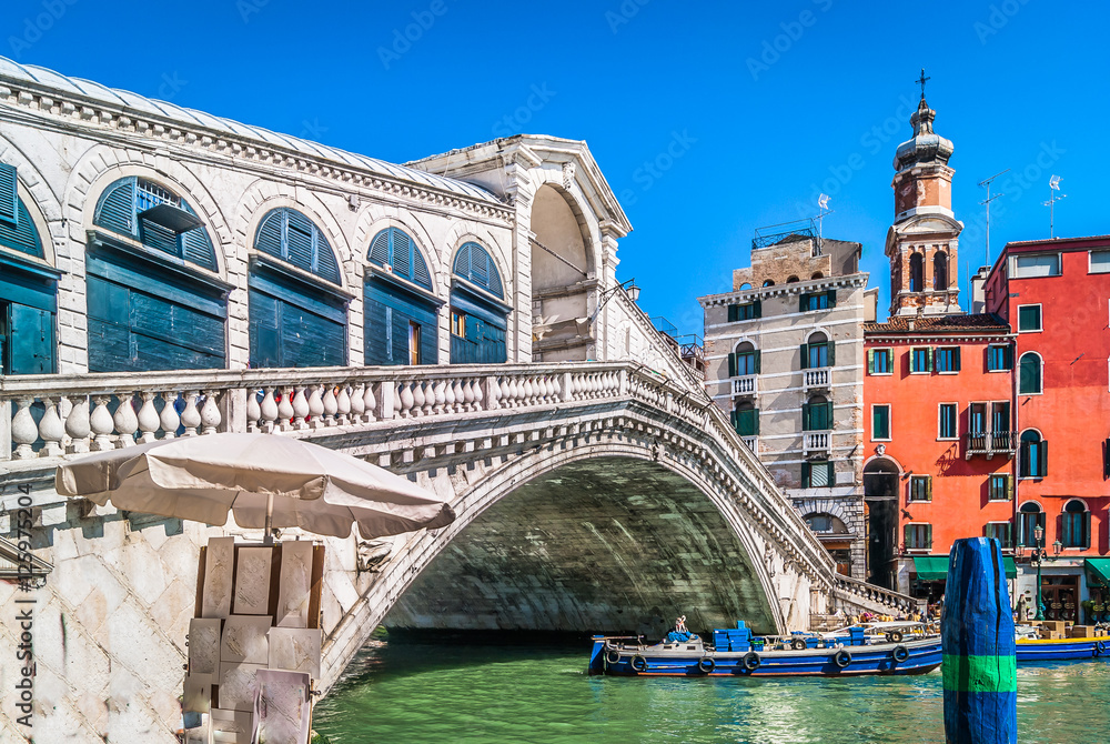 Rialto Bridge landmark Italy. / View at amazing touristic attraction Rialto Bridge in Venice city, Italy. - obrazy, fototapety, plakaty 