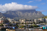 Fototapeta Tęcza - Sud Africa, 17/09/2009: la Table Mountain, la montagna dalla cima piatta simbolo di Città del Capo, vista dal lungomare Victoria & Alfred Waterfront