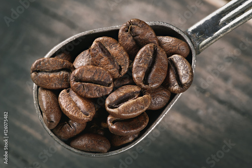 Fotomural Grupo de granos de café en una cuchara