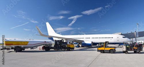 Refueling an airplane at the airport with a tanker truck // Betanken eines Flugz Billede på lærred