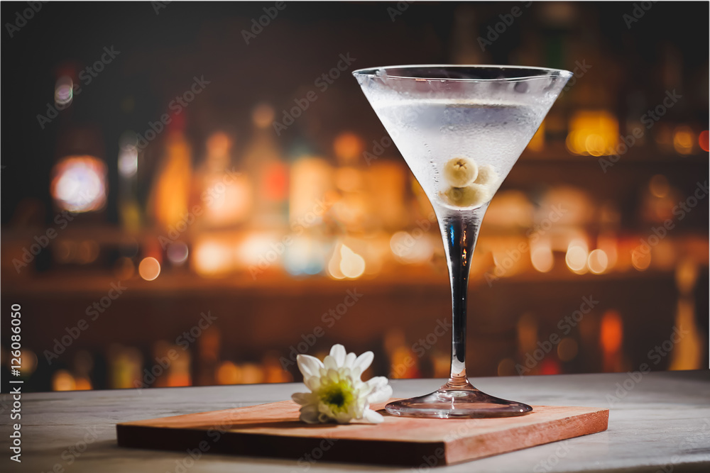 Martini cocktail on counter bar. - obrazy, fototapety, plakaty 