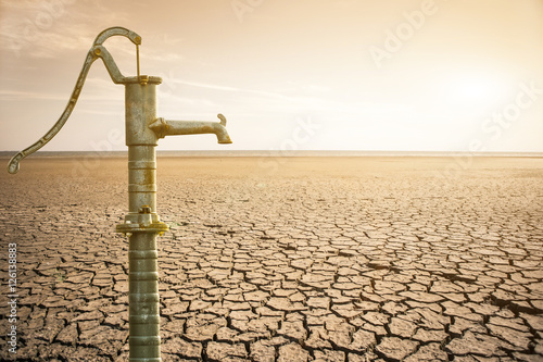 Zdjęcie XXL Stara wodna drymba w pustyni. Globalny niedobór wody na planecie.