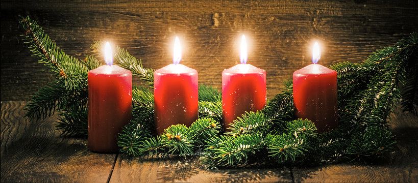 Fototapete - Vierter Advent: vier leuchtende Kerzen vor einem Holzhintergund