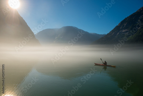 Fotografía Lone Kayaker and Sunrise Fog, Fords Terror, Alaska