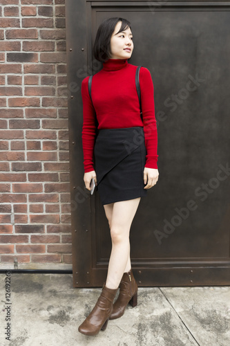 ファッションポートレート 女性 屋外 立つ 全身 壁 横顔 裏原宿 Stock Photo Adobe Stock ファッションポートレート 女性 屋外 立つ 全身 壁 横顔 裏原宿 Stock Photo Adobe Stock