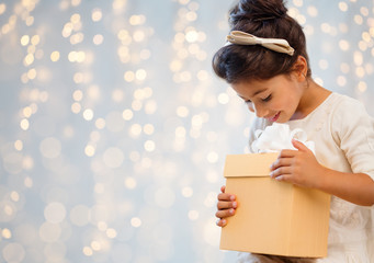 Canvas Print - smiling little girl with gift box over lights