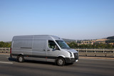 Fototapeta Miasto - Lieferwagen vom Kundendienst unterwegs auf einer Autobahn 