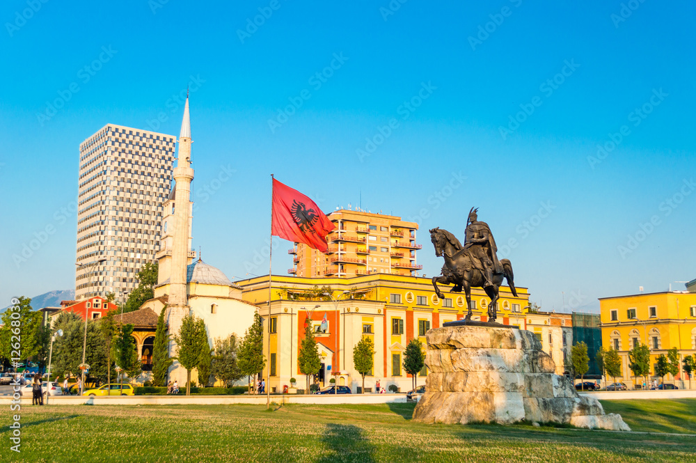 Obraz na płótnie Skanderbeg square with flag, Skanderbeg monument and The Et'hem Bey Mosque in the center of Tirana city, Albania. w salonie
