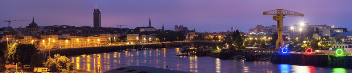 Fototapete - Sunrise in Nantes - panoramic view of the city