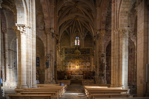 Fotografie, Obraz La basílica de San Isidore de León, España, Europa, bajo un cielo hermoso nublad