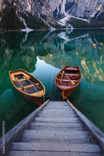 Obraz na płótnie canvas trzyczęściowy "tryptyk" Łodzie na jeziorze braies (pragser wildsee) w dolomitach