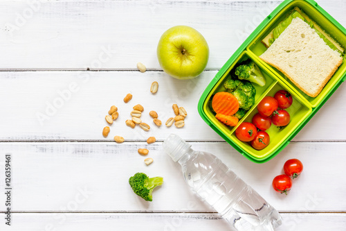 Fotografía preparing lunch for child school top view on wooden background