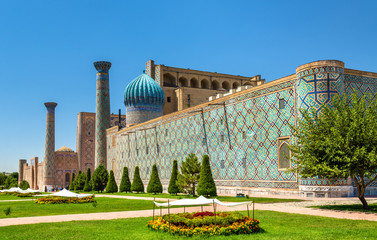 Wall Mural - Sher Dor madrasah on Registan Square in Samarkand, Uzbekistan