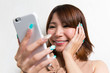 © kei907 - スマートフォン・喜ぶ女性