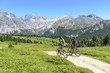 Zwei Mountainbiker im Hochgebirge
