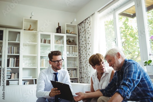Fotografía Senior couple planning their investments with financial advisor