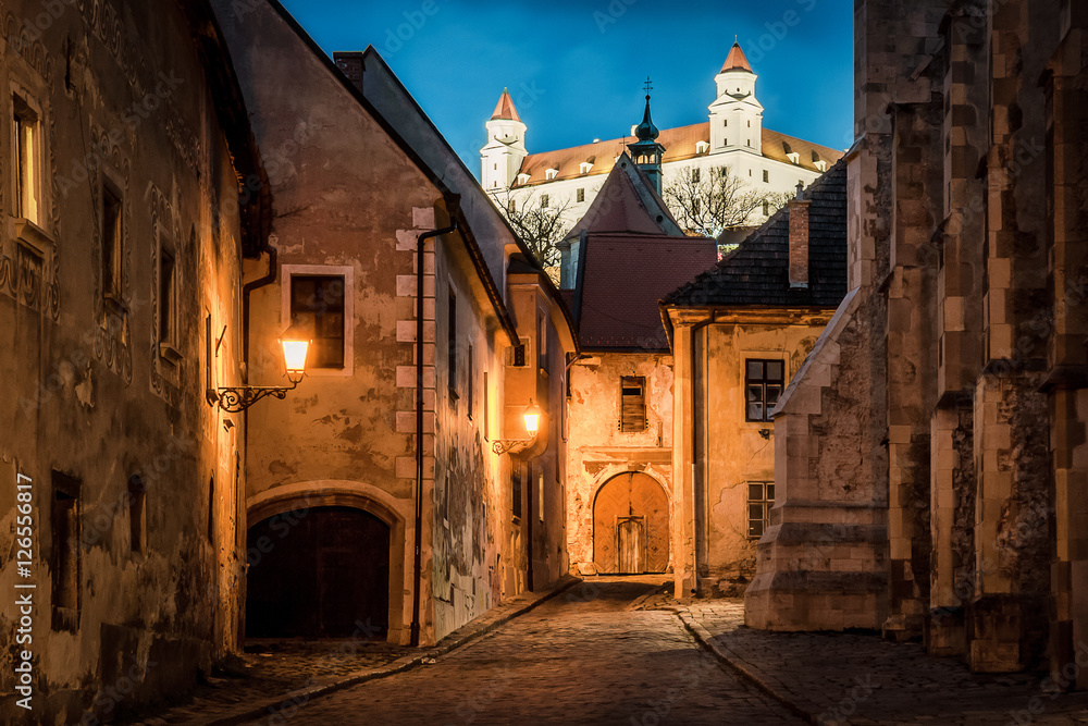 Obraz na płótnie Lightened castle over night old town of Bratislava, Slovakia w salonie