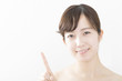 © oka - ビューティ　イメージ　汎用　女性　指差し　紹介　おすすめ　見つめる　案内　白バック