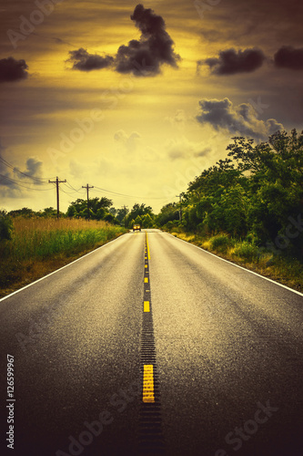 Board z aluminiowym obramowaniem Autostrada louisiana 82 wiejskich roadscape z samochodem i chmurami