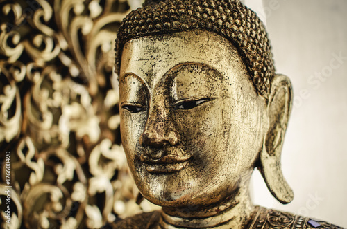 Fotomural Estatua de oro con la cabeza del Buda