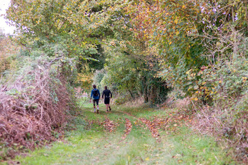 2 hommes courant en automne