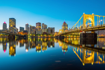 Fototapete - Panorama of downtown Pittsburgh at twilight