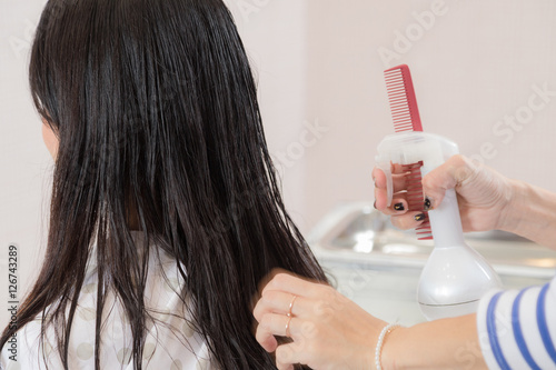 美容院で髪を切る女性 ヘアサロン 霧吹き スプレー ウェット カット Stock 写真 Adobe Stock