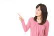 © Liza5450 - 指示する笑顔の女性