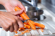 peler des carottes dans une cuisine