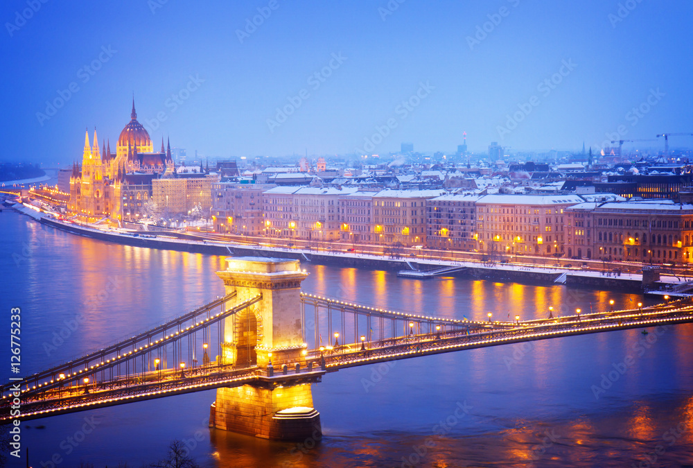 Obraz na płótnie parliament building and chain bridge at night, Budapest, Hungary, retro toned w salonie