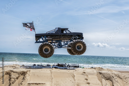 Fototapety Monster truck  skok-pokazowy-monster-truck