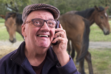 Wall Mural - homme qui téléphone sur fond avec chevaux