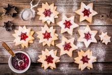 Christmas Linzer Cookies With Raspberry Jam
