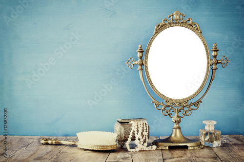 Fotografía Old vintage oval mirror and woman toilet fashion objects