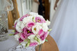 Różany bukiet panny młodej w pastelowych kolorach- róż z bielą