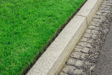Sauber Geschnittene Rasenkante An Bordstein - Clean Cut Lawn Edge On Curb