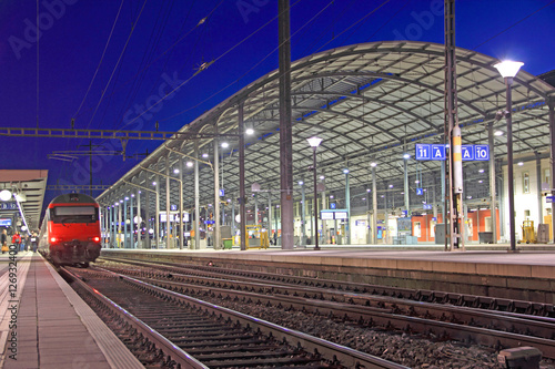 Cuadros en Lienzo Estación de tren en la noche en olten