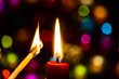 Rote Kerze anzünden Feuer Streichholz Bokeh Brandgefahr Advent Highres weihnachtsstimmung kerzenlicht entfachen kerzendocht kerzenflamme weihnachtszeit weihnachtsmotiv typisch weihnachten nikolaus 