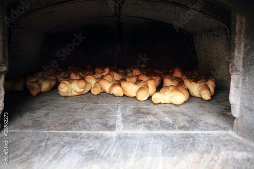 cottura pane nel forno a legna foto Stock | Adobe Stock