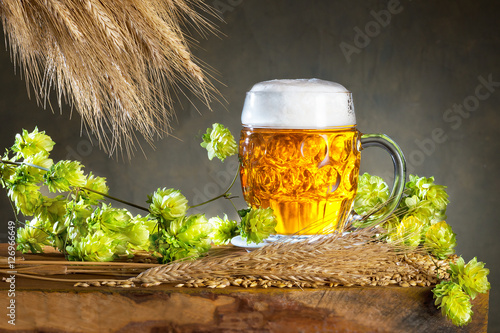 Fotomural Vaso de cerveza y materia prima para la producción de cerveza