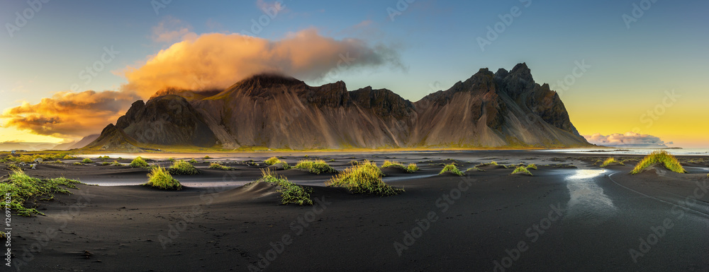 Zachód słońca nad Vestrahorn i jego czarna piaszczysta plaża w Islandii - obrazy, fototapety, plakaty 