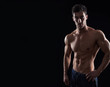 © Cara-Foto - Portrait von muskulösen jungen Mann