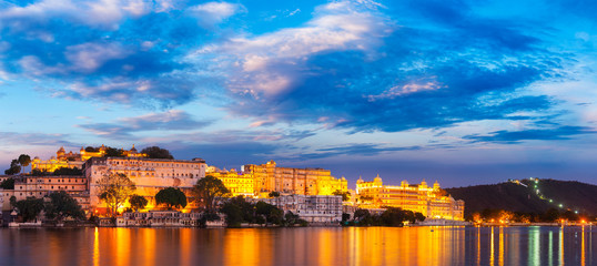 Fototapete - Udaipur City Palace in the evening. Rajasthan, India