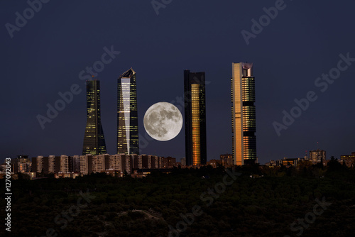 Plakat Panoramiczny widok z czterech najważniejszych wież Madrytu, na tle księżyca w pełni.