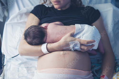 Fotomural mother breastfeeding her baby