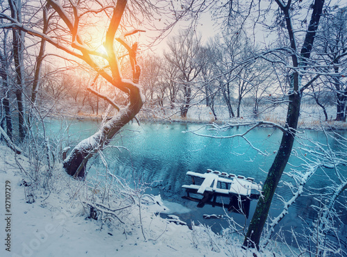 Foto-Kissen - Winter forest on the river at sunset. Colorful landscape with snowy trees, frozen river with reflection in water. Seasonal. Winter trees, lake and blue sky. Frosty snowy river. beautiful view. Weather (von den-belitsky)