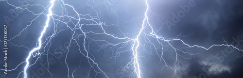 Fotografía Thunder, lightnings and rain on stormy summer night