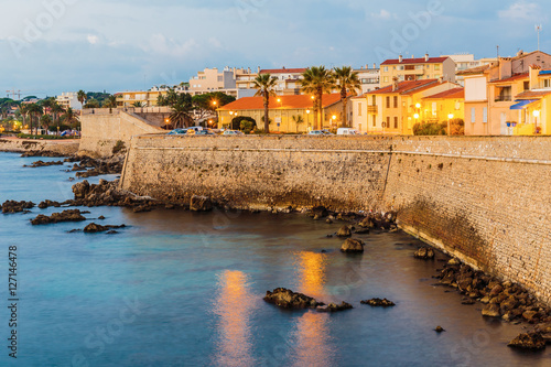 Fotomural Medieval fortress at dawn Antibes, France